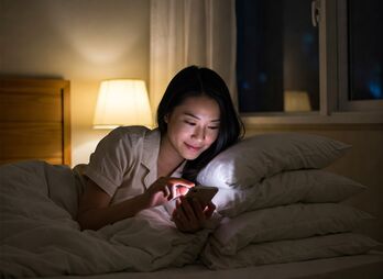 Lướt điện thoại bao lâu sẽ gây mất ngủ?