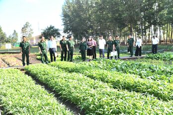 Các địa phương thăm chiến sĩ mới