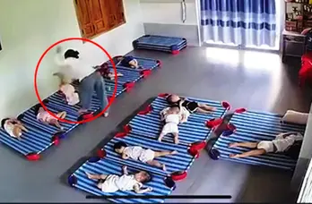 Quảng Nam: Xác minh giáo viên xách ngược trẻ 20 tháng tuổi, đánh đập dã man