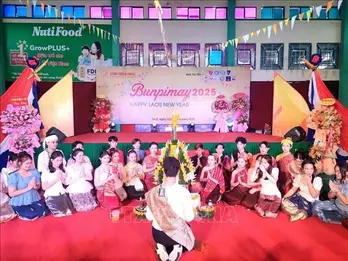 Lao students in Vietnam celebrate traditional Bunpimay Festival