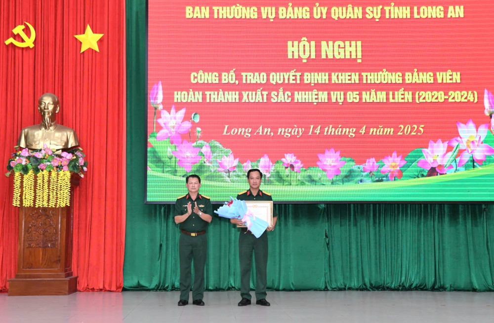 Thăng quân hàm cho 131 sĩ quan, quân nhân chuyên nghiệp