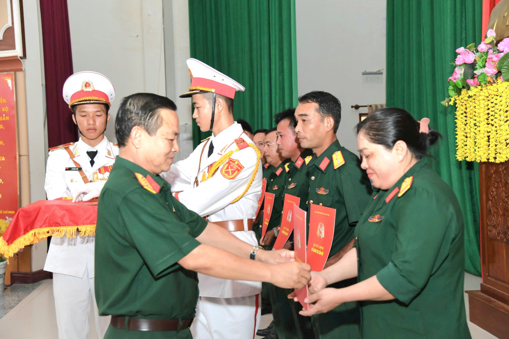 Thăng quân hàm cho 131 sĩ quan, quân nhân chuyên nghiệp