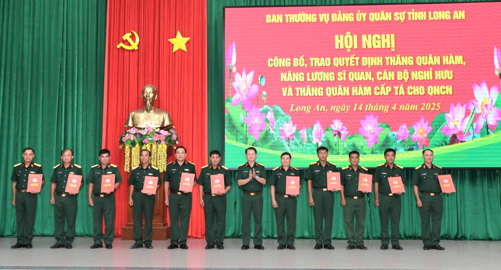 Thăng quân hàm cho 131 sĩ quan, quân nhân chuyên nghiệp