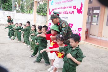 Trẻ mầm non trải nghiệm quân ngũ