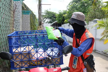 Vất vả mưu sinh giữa mùa nắng nóng