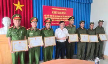 Đức Huệ khen thưởng thành tích truy bắt tội phạm