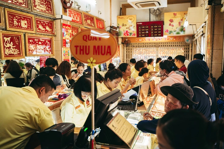 Chen nhau bán khi giá vàng bốc hơi 6 triệu đồng/lượng