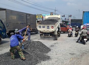 Khắc phục hư hỏng mặt đường ở lối vào khu công nghiệp