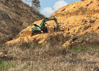 Đi trồng sầu riêng, người đàn ông trượt chân rơi xuống taluy, bị xe múc cán chết