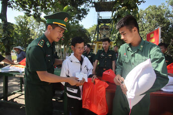 'Sắc xanh áo lính' gắn kết lòng dân nơi biên giới