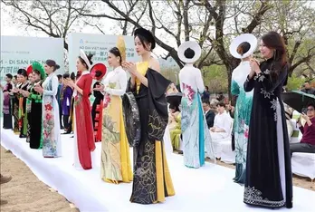 'Ao dai' shines in Beijing amid 75th anniversary of Vietnam–China diplomatic ties