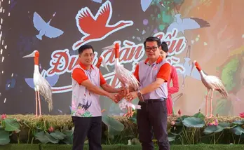 Dong Thap receives first sarus cranes from Thailand for conservation