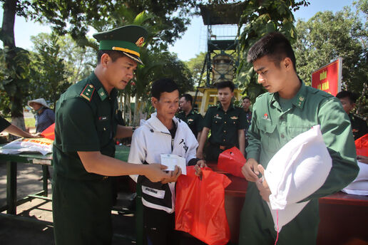 'Sắc xanh áo lính' gắn kết lòng dân nơi biên giới