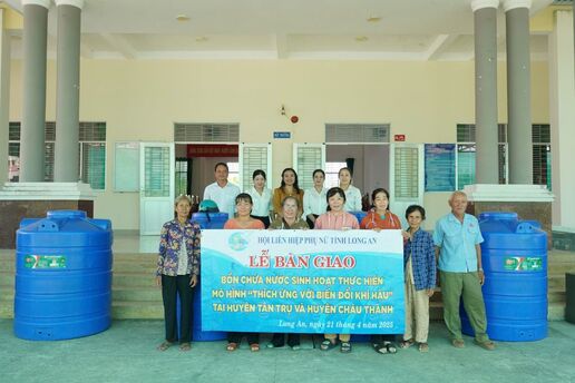 Tặng 26 bồn chứa nước sinh hoạt cho người dân huyện Tân Trụ