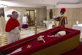 Vatican công bố hình ảnh Giáo hoàng Francis nhập quan