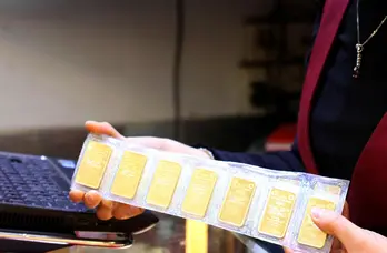 Vàng trượt không phanh, lỗ ngay 7,5 triệu đồng/lượng qua một đêm