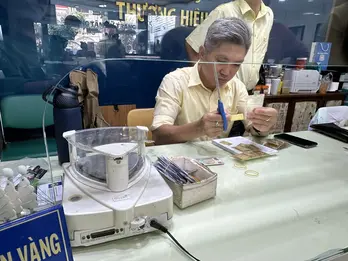 Giá vàng hôm nay 23/4: Trong nước giảm 2 triệu ngay đầu giờ sáng, thế giới rơi 'tự do'