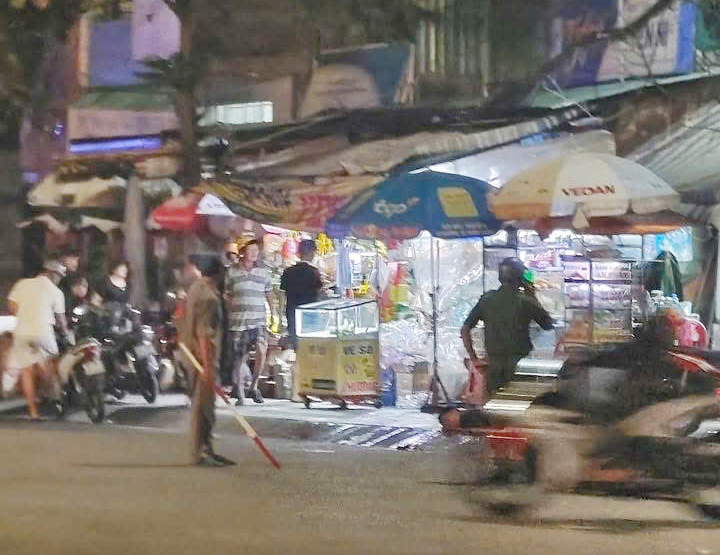  Công an phường 1 nhanh chóng có mặt tại hiện trường để giữ gìn trật tự và đưa nạn nhân đi cấp cứu