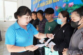 Trao tặng 183 phần quà cho công nhân, lao động tại doanh nghiệp bị cháy