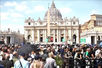 Hàng chục nghìn người đổ về Vatican tiễn biệt Giáo hoàng Francis
