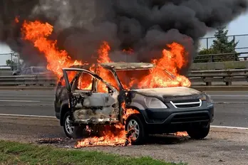 5 cách phòng tránh cháy xe ô tô khi sử dụng vào mùa nắng nóng