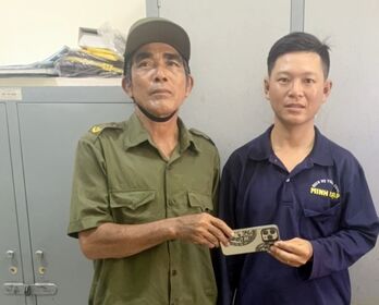 Nhặt được iPhone 12 Pro Max, nhờ công an xác minh, giao lại cho người làm rơi