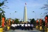 Long An viếng Nghĩa trang Liệt sĩ nhân kỷ niệm 50 năm ngày thống nhất đất nước