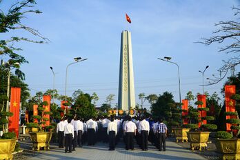 Long An viếng Nghĩa trang Liệt sĩ nhân kỷ niệm 50 năm ngày thống nhất đất nước