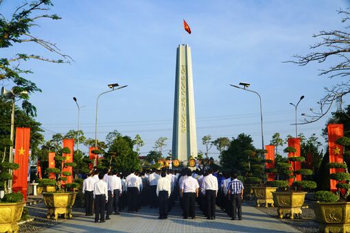 Long An viếng Nghĩa trang Liệt sĩ nhân kỷ niệm 50 năm ngày thống nhất đất nước