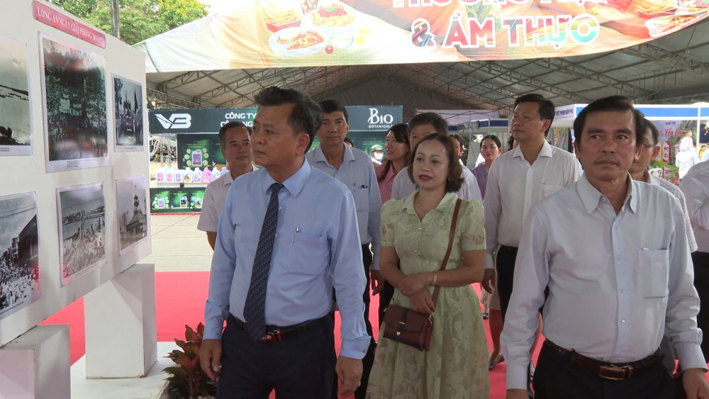 Launching fair exhibiting achievements in socio-economic, national defense and security, trade, cuisine, and OCOP products of Long An