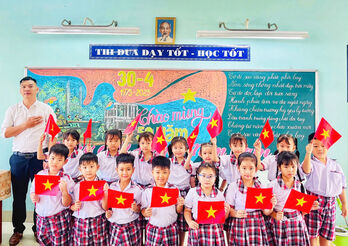 Yêu quê hương qua từng nét phấn vẽ