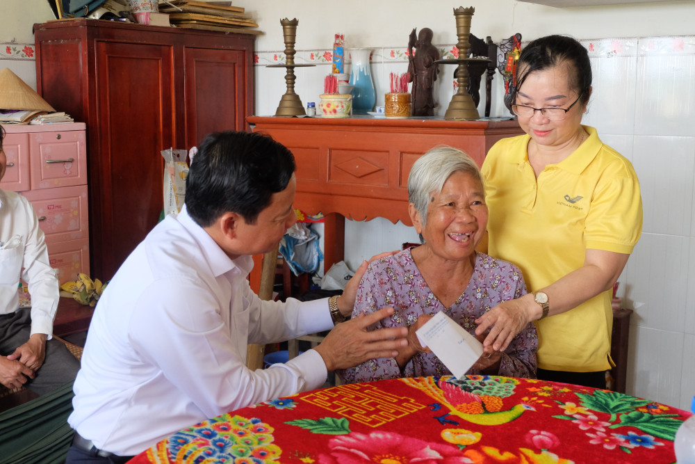 Phó Chủ tịch UBND tỉnh Long An - Phạm Tấn Hòa tặng quà cho bà Phan Thị Nhường 