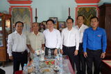 Bí thư Tỉnh ủy - Nguyễn Văn Quyết thăm, tặng quà gia đình chính sách