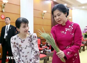 Spouses of Vietnamese, Japanese leaders engage in making 'banh com'