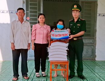 Nghĩa tình của người lính 'quân hàm xanh'