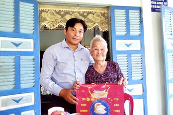 Máu xương mẹ thấm đẫm non sông