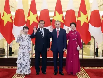 Party chief receives Japanese PM in Hanoi