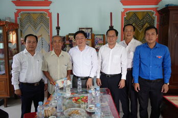 Bí thư Tỉnh ủy - Nguyễn Văn Quyết thăm, tặng quà gia đình chính sách