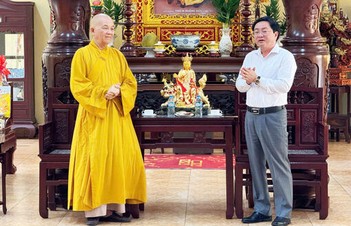 Bí thư Tỉnh ủy - Nguyễn Văn Quyết chúc mừng Đại lễ Phật đản