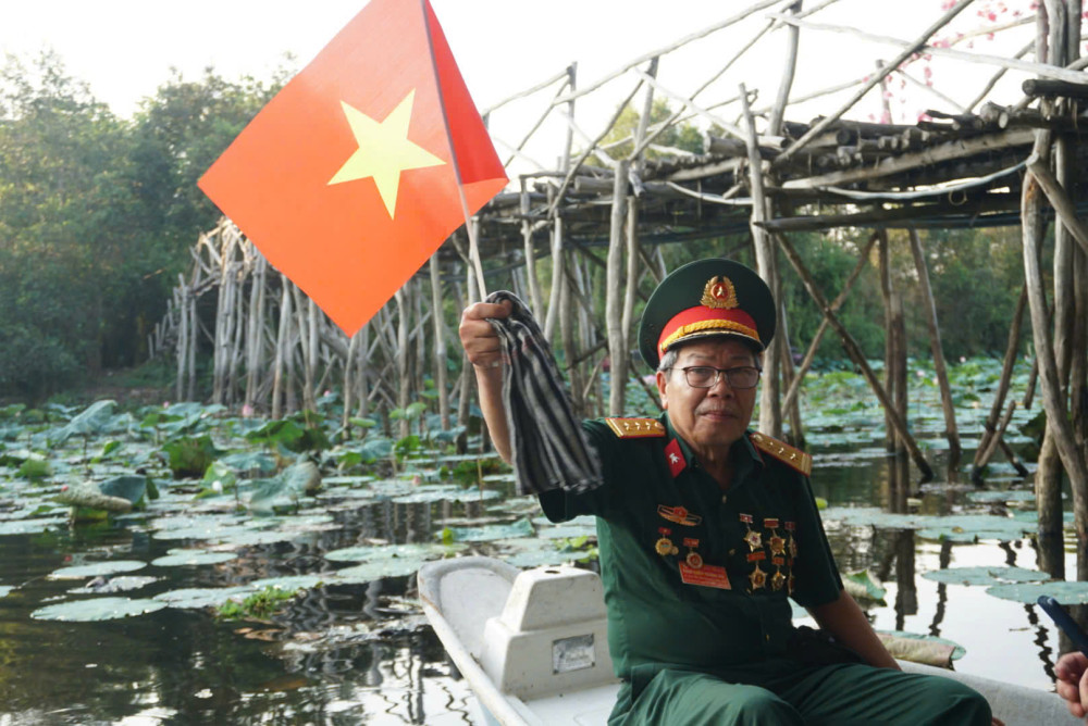Cựu chiến binh phấp phới quốc kỳ Việt Nam, khơi dậy niềm tự hào dân tộc nhân kỷ niệm 50 năm thống nhất đất nước. Họ là động lực để thế hệ trẻ ngày nay tiếp bước, phấn đấu vì quê hương ngày càng giàu mạnh, phồn vinh