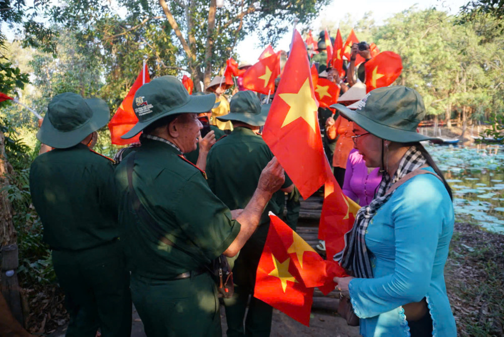 Các cựu chiến binh và nhân dân hòa trong không khí hào hùng của đất nước. Dẫu mỗi người một công việc, một hoàn cảnh, nhưng khi tiếng gọi Tổ quốc vang lên, họ lại phất cao cờ đỏ sao vàng như một lời khẳng định mạnh mẽ về tinh thần đoàn kết của dân tộc