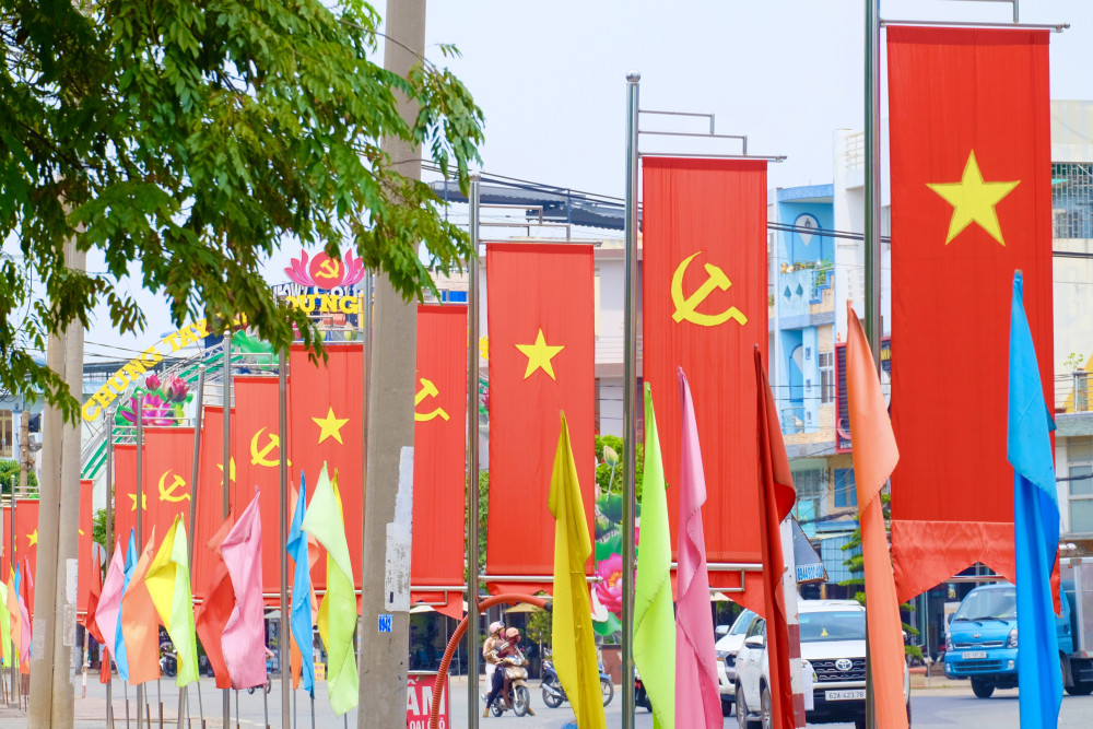 Những ngày này, dọc các tuyến đường được phủ sắc đỏ của cờ Tổ quốc và cờ Đảng, hòa cùng không khí chào mừng ngày 30/4 và 01/5.