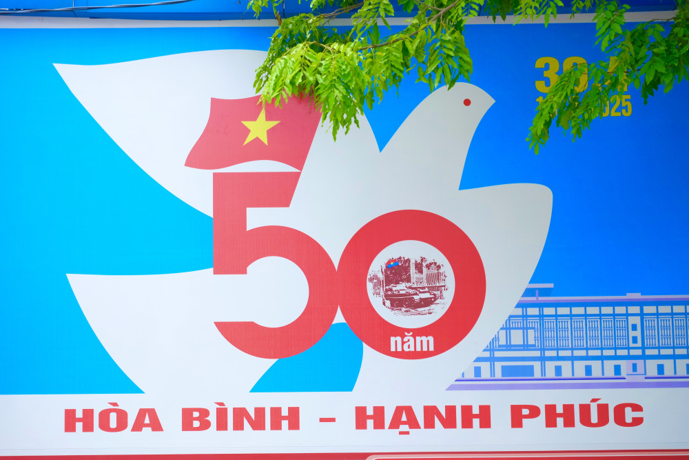 Cụm pano tuyên truyền 50 năm Ngày Giải phóng miền Nam (30/4/1975 - 30/4/2025) được bố trí nổi bật tại khu vực trung tâm huyện Bến Lức
