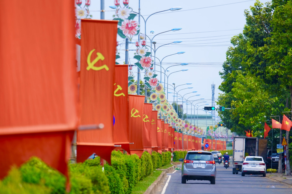 Những lá cờ tung bay trong gió tạo thêm khí thế hào hùng của dân tộc trong ngày giải phóng miền Nam, thống nhất đất nước.