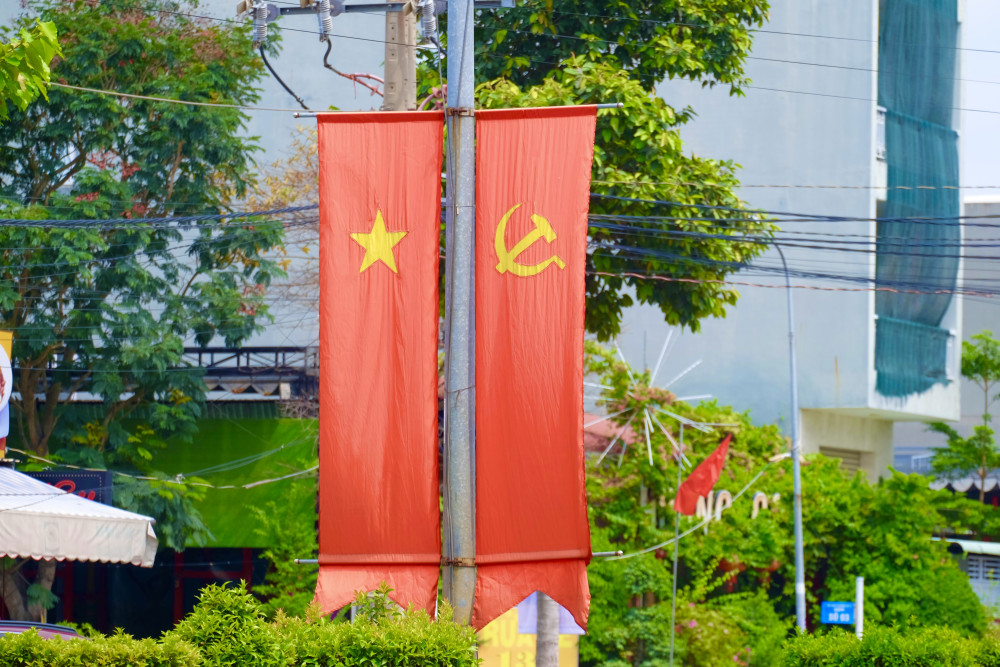 Sắc đỏ phủ khắp các tuyến đường