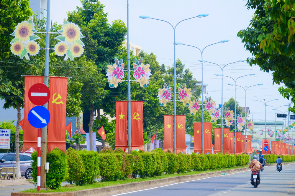 Tuyến đường Nguyễn Văn Tiếp (thị trấn Bến Lức, huyện Bến Lức) trang hoàng rực rỡ bằng cờ Đảng, cờ Tổ quốc tạo điểm nhấn trong dịp lễ lớn.