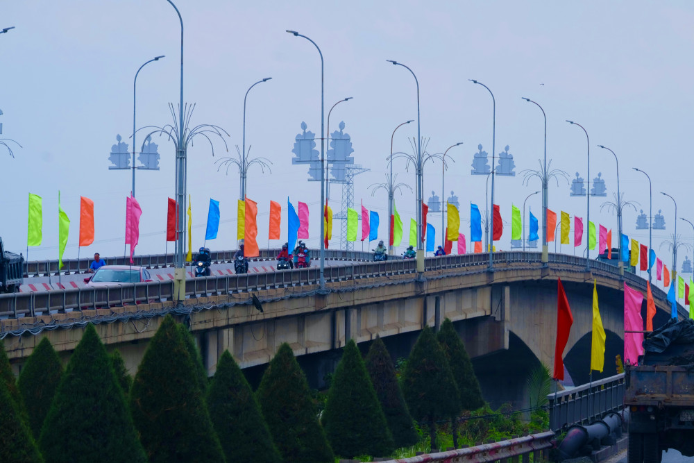 Cờ hoa đủ sắc màu trang trí hai bên cầu Bến Lức góp phần làm cho không khí thêm tươi mới
