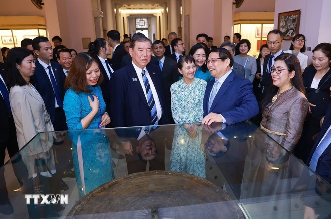 Japanese PM wraps up official visit to Vietnam