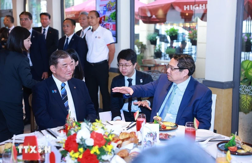 Japanese PM wraps up official visit to Vietnam