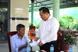 Phó Chủ tịch UBND tỉnh - Huỳnh Văn Sơn thăm, tặng quà thương binh tiêu biểu tại huyện Đức Huệ
